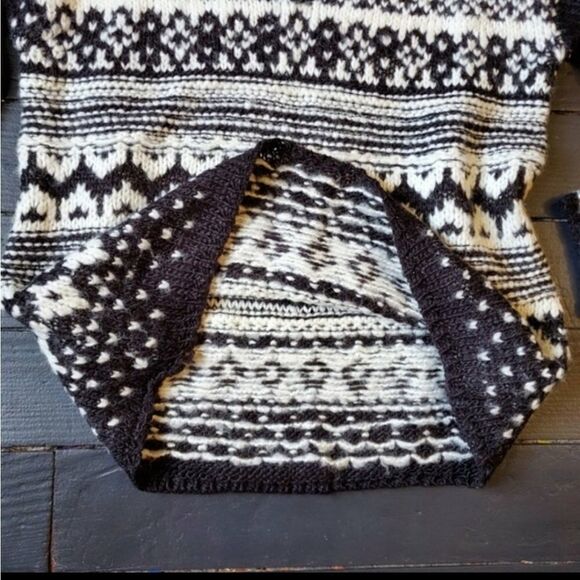 ⚘Forever 21 Thick Sweater - Picture 5 of 8